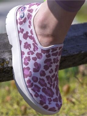 OOFOS OOMG EEZEE Pink Rose Leopard Cheetah Slip On Recovery Shoes - Size 8
